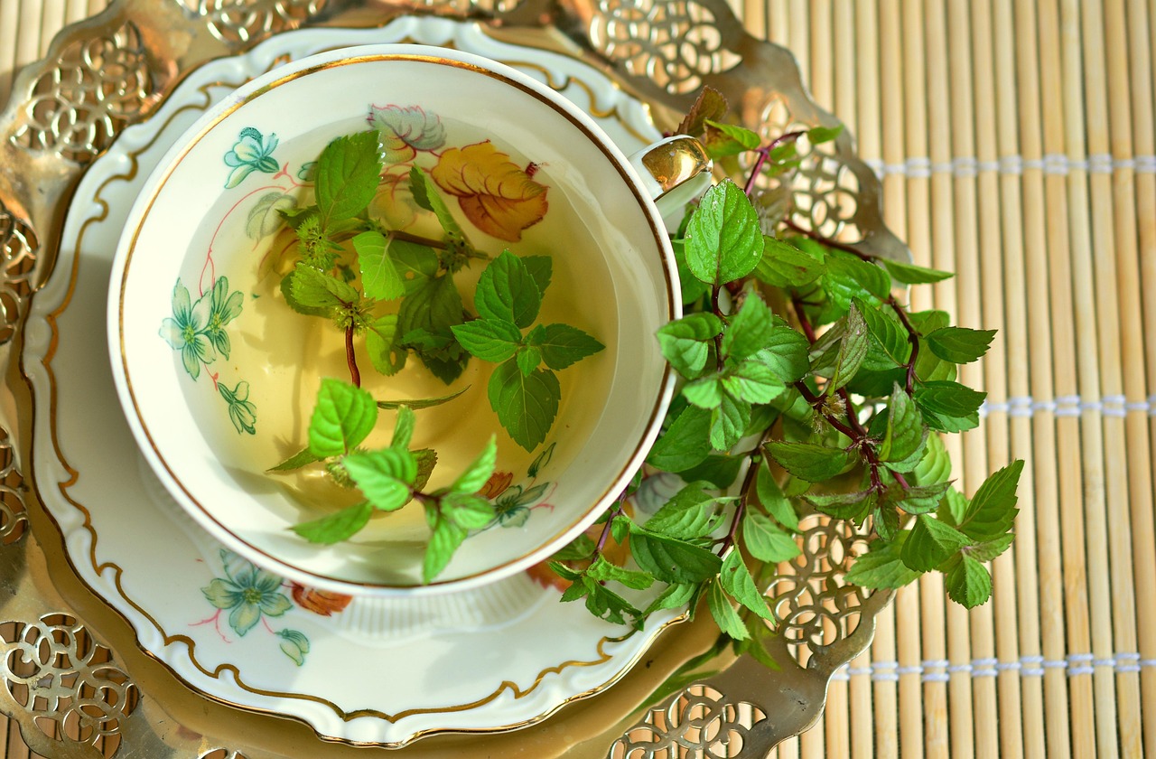 Tasse de tisane à la menthe poivrée avec feuilles fraîches pour soulager des maux de tête