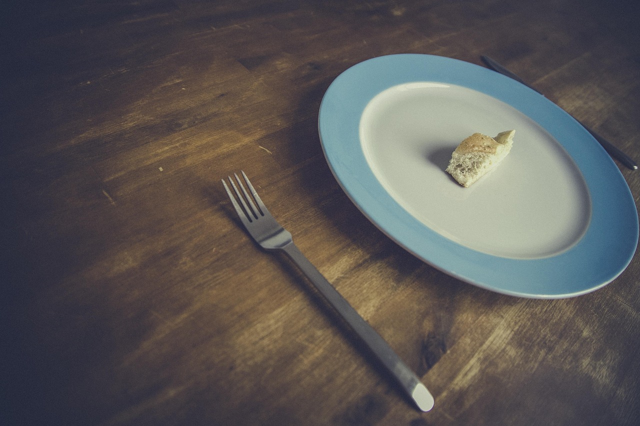 Assiette vide avec fourchette et couteau, symbole de la question pourquoi j'ai toujours faim